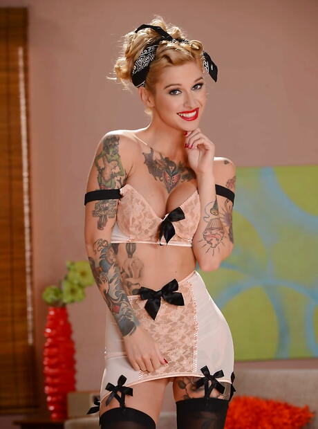 Hot american pornstar Kleio Valentien in smoking fetish 