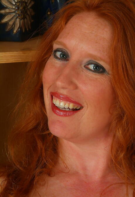 Stunning canadian mature Rose baring big boobs and hairy pussy 