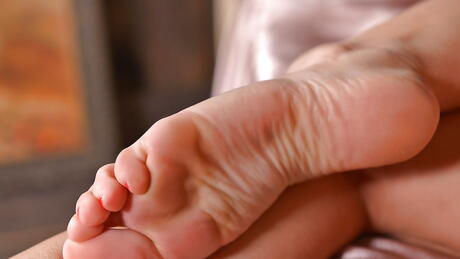 Very attractive russian hottie Mona Kim show some foot fetish 